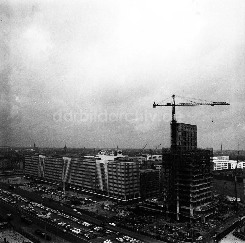 DDR-Bildarchiv: Berlin - Baustelle Haus des Reisens am Alexanderplatz Berlin 1970