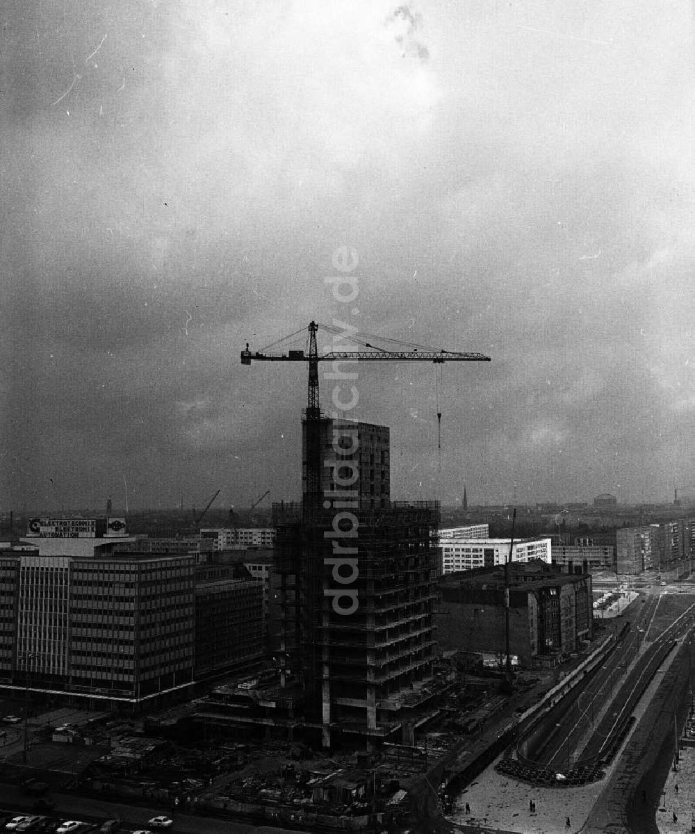 DDR-Fotoarchiv: Berlin - Baustelle Haus des Reisens am Alexanderplatz Berlin 1970