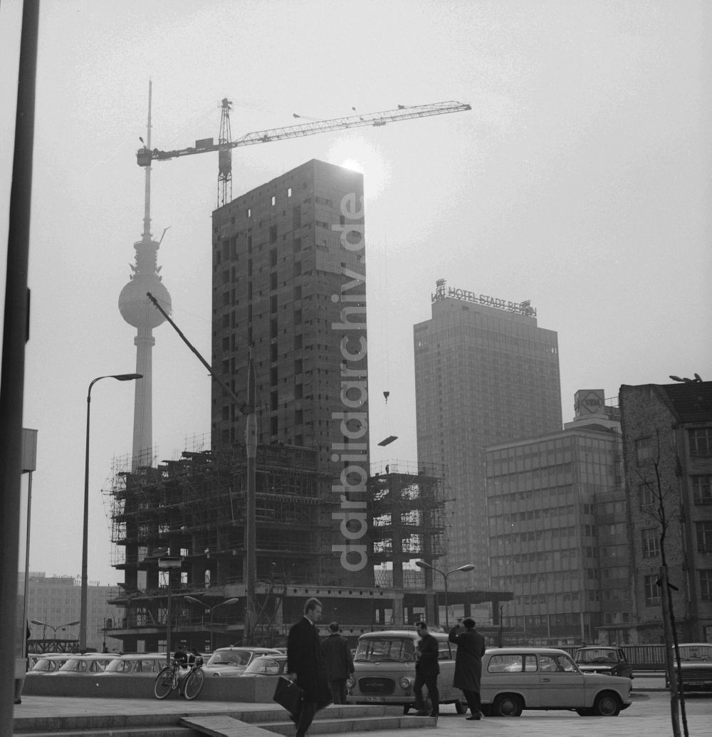 DDR-Fotoarchiv: Berlin - Baustelle Haus des Reisens am Alexanderplatz in Berlin - Mitte