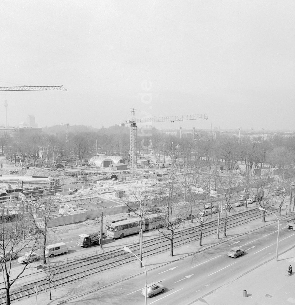 Berlin: Baustelle / Neubau des Sport- und Erholungszentrum (SEZ) in Berlin, der ehemaligen Hauptstadt der DDR, Deutsche Demokratische Republik