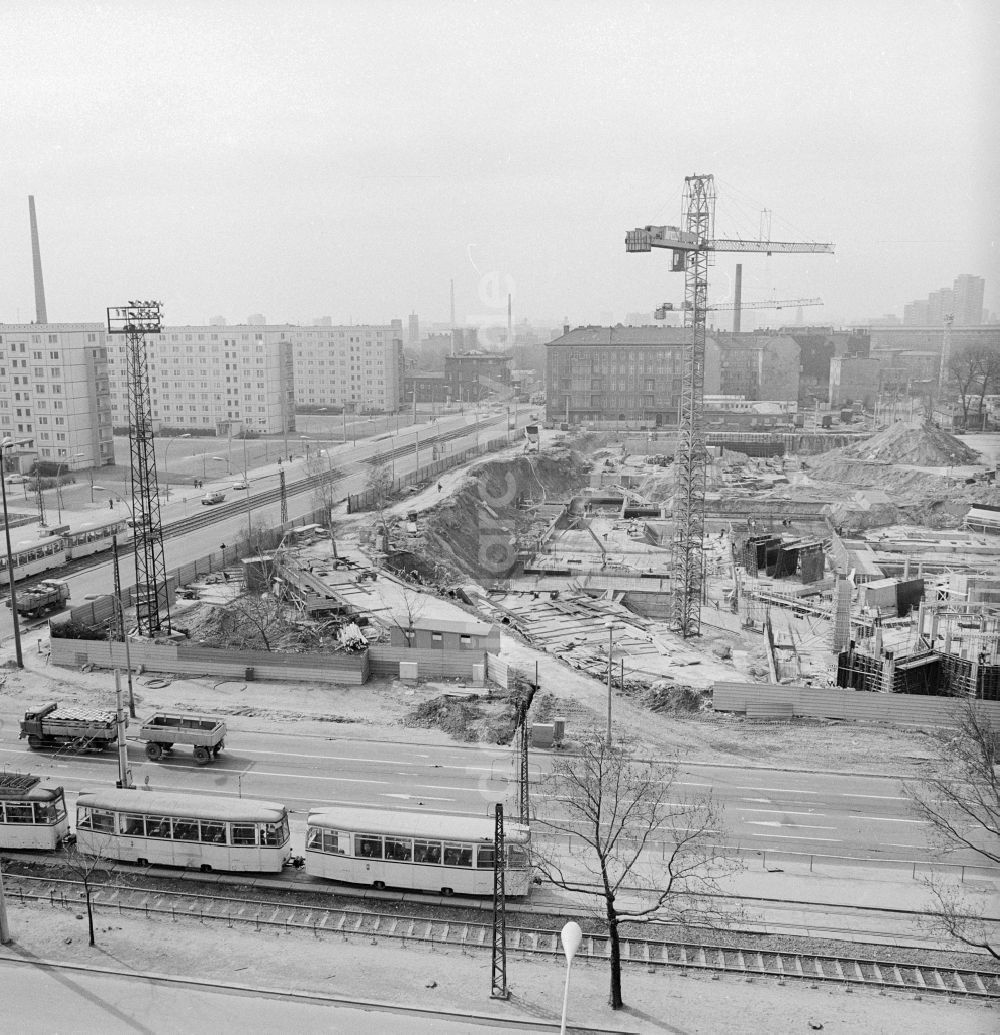 DDR-Bildarchiv: Berlin - Baustelle / Neubau des Sport- und Erholungszentrum (SEZ) in Berlin, der ehemaligen Hauptstadt der DDR, Deutsche Demokratische Republik