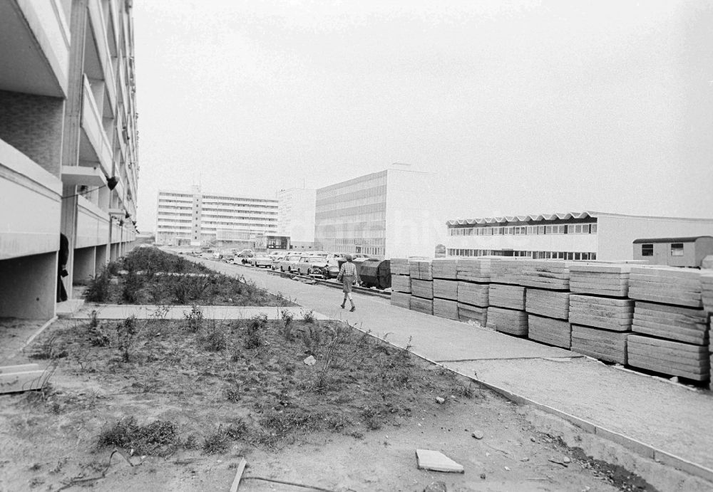 Berlin: Baustelle im Neubau Wohngebiet Gensinger Straße in Berlin, der ehemaligen Hauptstadt der DDR, Deutsche Demokratische Republik