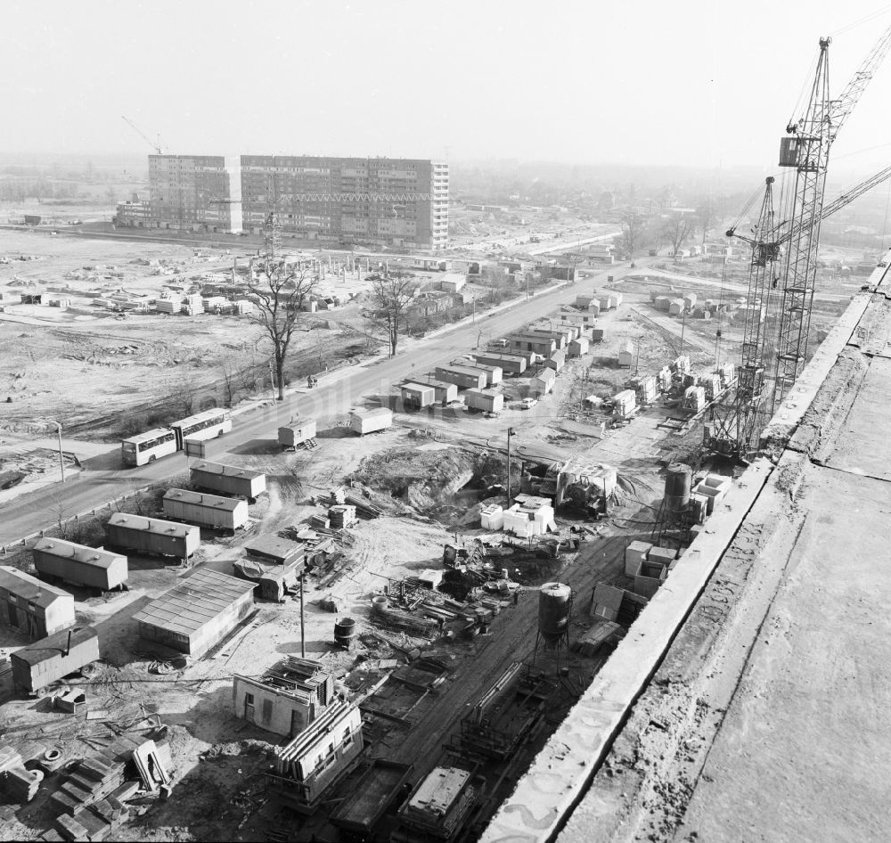 Berlin: Baustelle im Neubaugebiet in Berlin Hohenschönhausen, der ehemaligen Hauptstadt der DDR, Deutsche Demokratische Republik