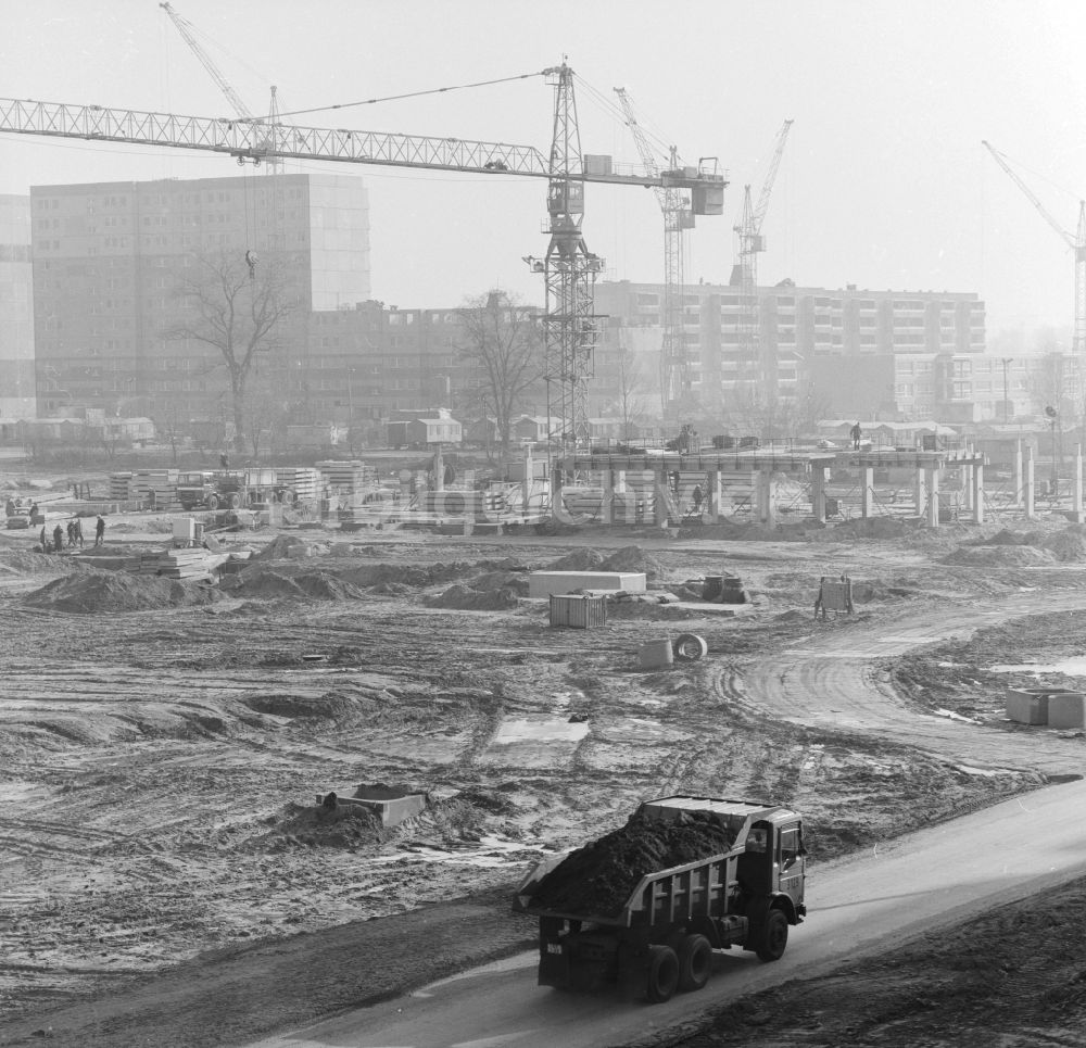 DDR-Bildarchiv: Berlin - Baustelle im Neubaugebiet in Berlin Hohenschönhausen, der ehemaligen Hauptstadt der DDR, Deutsche Demokratische Republik