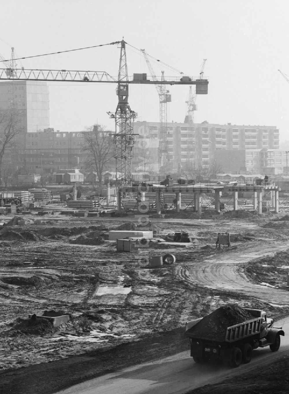 DDR-Fotoarchiv: Berlin - Baustelle im Neubaugebiet in Berlin Hohenschönhausen, der ehemaligen Hauptstadt der DDR, Deutsche Demokratische Republik