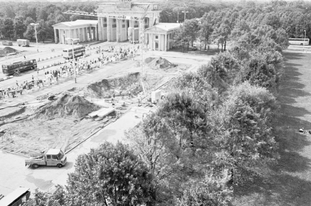 DDR-Fotoarchiv: Berlin / Mitte - Baustelle auf dem Pariser Platz am Brandenburger Tor in Berlin