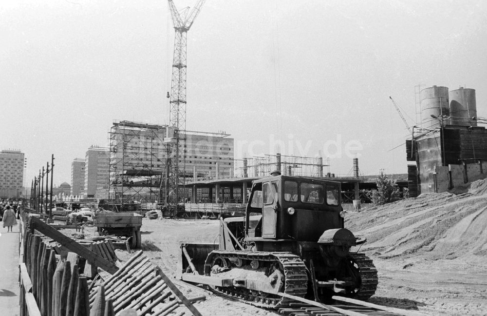 DDR-Bildarchiv: Dresden - Baustelle und Tiefbauarbeiten an der Prager Straße in Dresden in Sachsen in der DDR