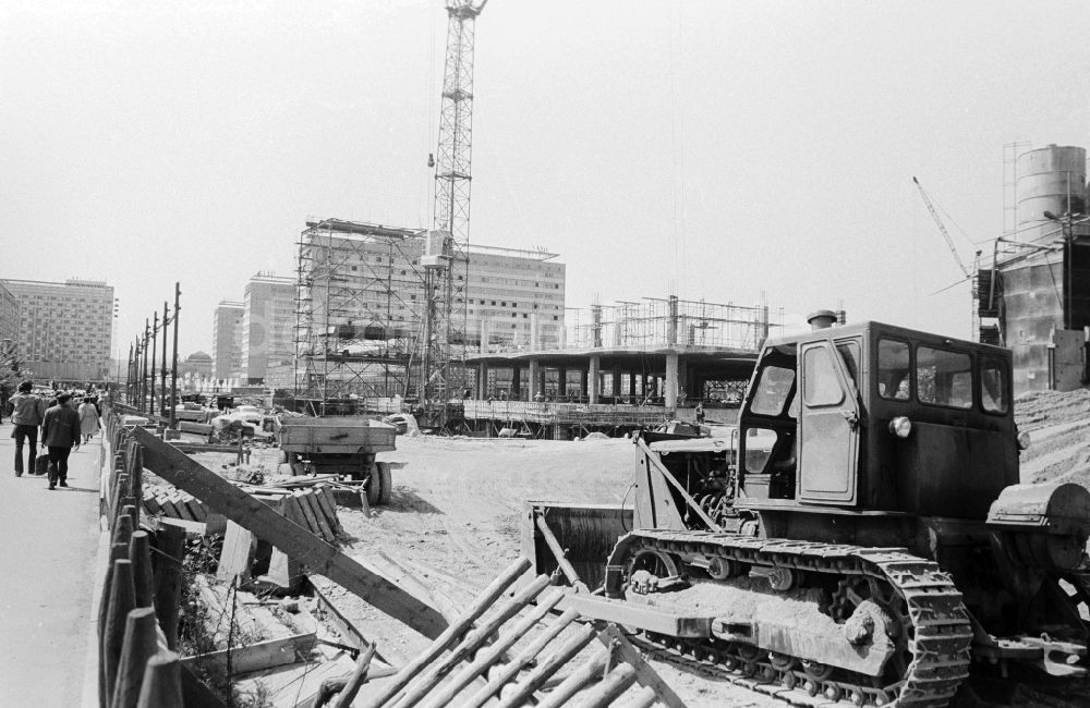 DDR-Fotoarchiv: Dresden - Baustelle und Tiefbauarbeiten an der Prager Straße in Dresden in Sachsen in der DDR