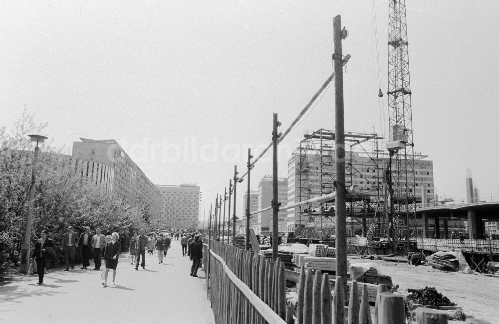 Dresden: Baustelle und Tiefbauarbeiten an der Prager Straße in Dresden in Sachsen in der DDR