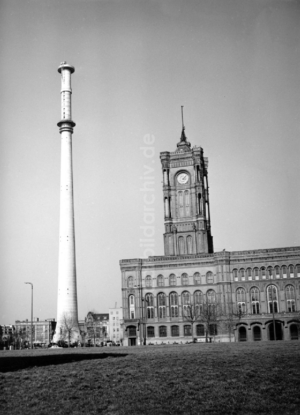 Berlin: Baustelle des Turmbauwerkes Berliner Fernsehturm am Rotes Rathaus in Berlin, der ehemaligen Hauptstadt der DDR, Deutsche Demokratische Republik