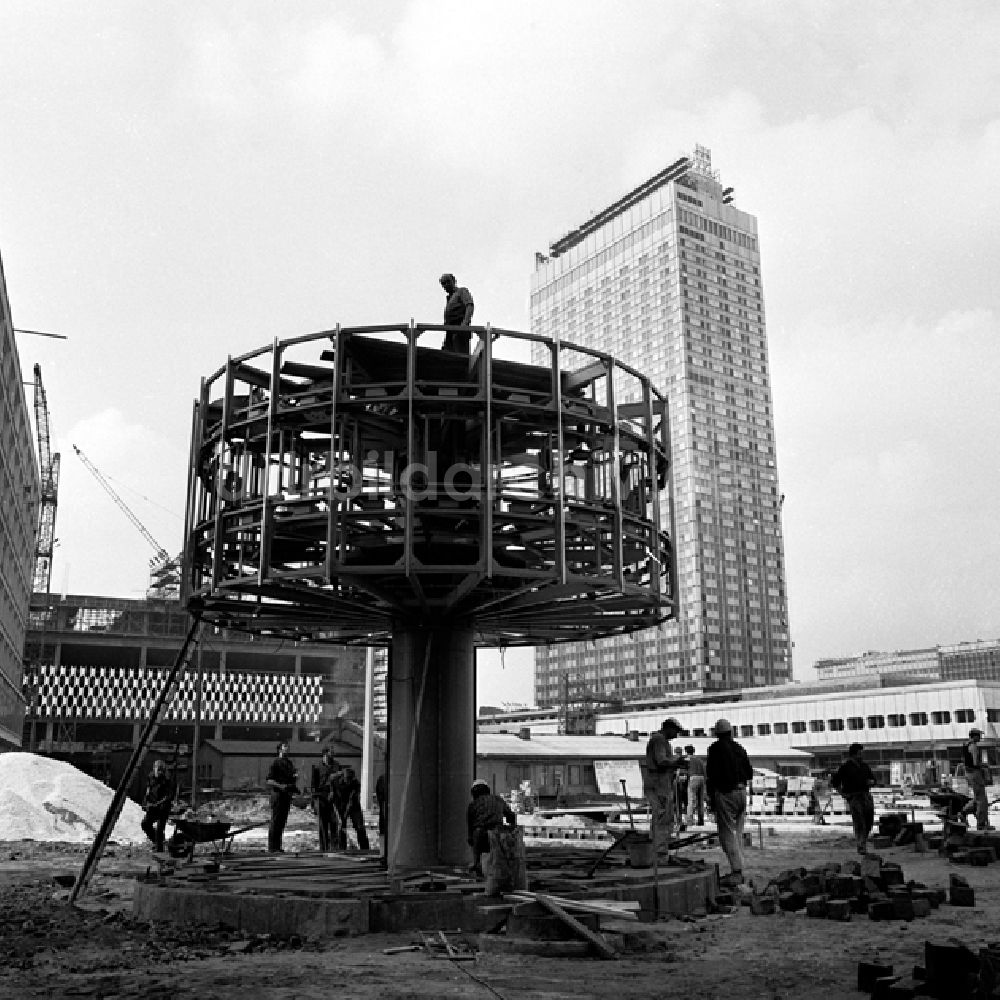 Berlin: Baustelle Weltzeituhr am Alexanderplatz in Berlin