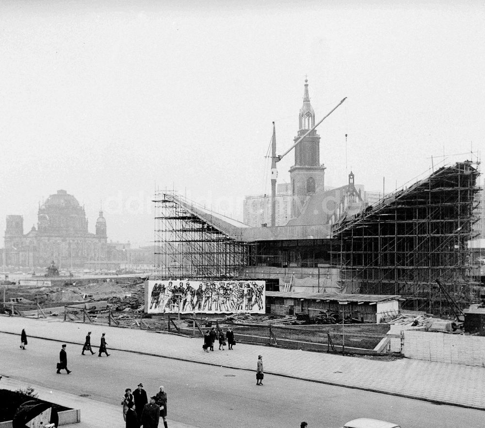 Berlin: Baustelle zum Neubau des Berliner Fernsehturms in Berlin, der ehemaligen Hauptstadt der DDR, Deutsche Demokratische Republik