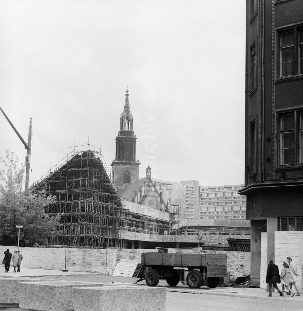 Berlin: Baustelle zum Neubau des Berliner Fernsehturms in Berlin, der ehemaligen Hauptstadt der DDR, Deutsche Demokratische Republik