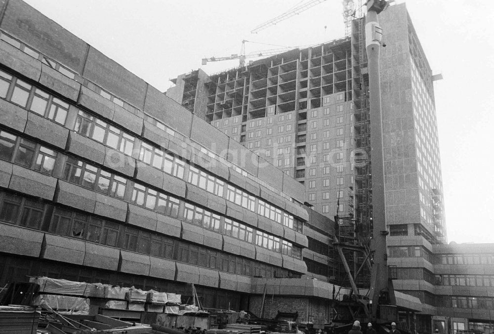 Berlin: Baustelle zum Neubau des Bettenhochhauses der Charite am Campus Mitte in Berlin, der ehemaligen Hauptstadt der DDR, Deutsche Demokratische Republik
