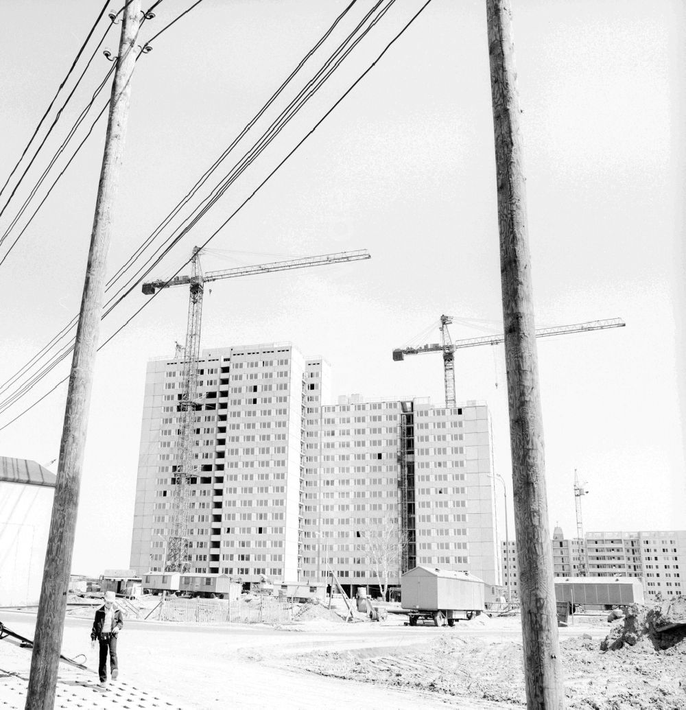DDR-Bildarchiv: Berlin - Baustelle zum Neubau der ersten Hochhäuser an der Marzahner Promenade in Berlin, der ehemaligen Hauptstadt der DDR, Deutsche Demokratische Republik