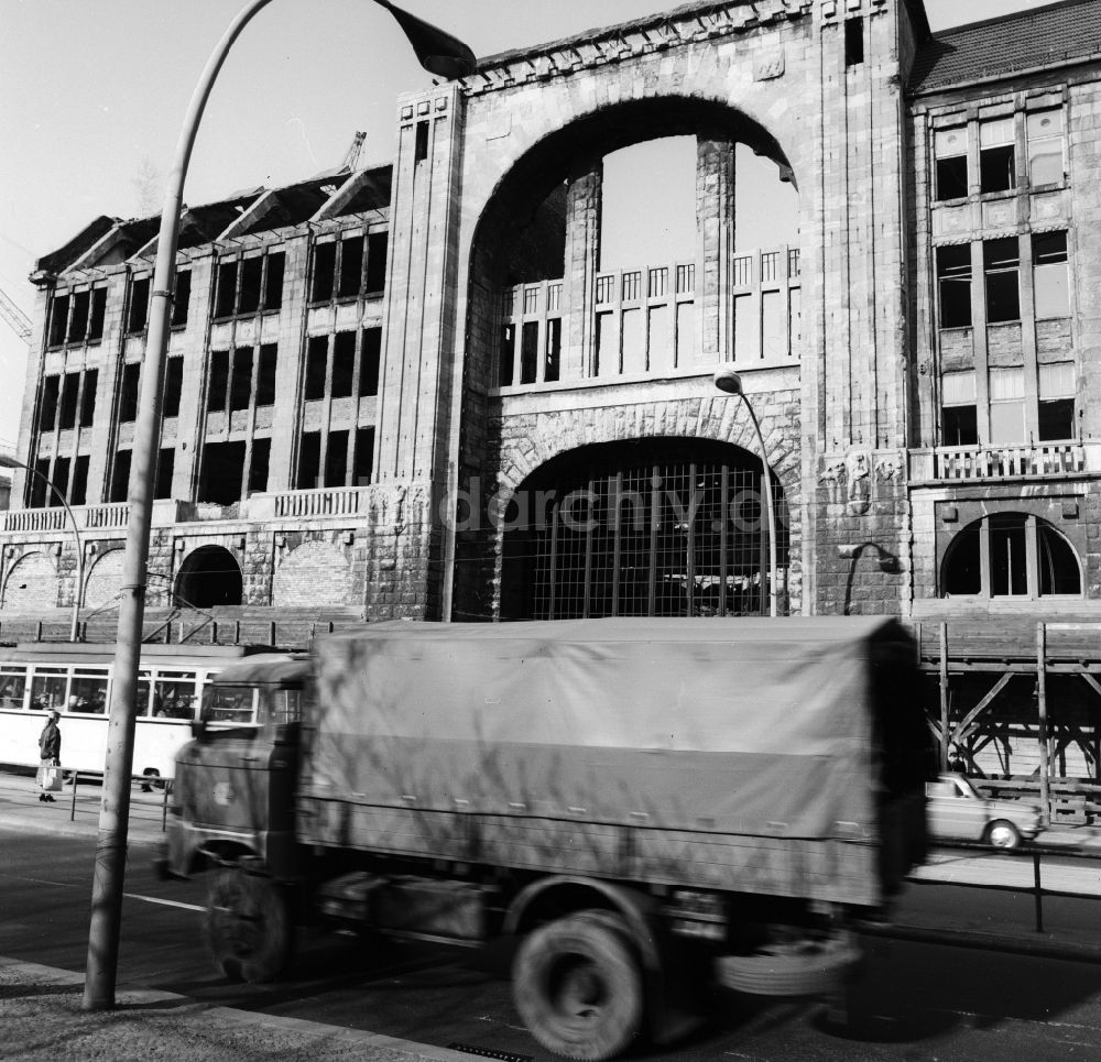 DDR-Fotoarchiv: Berlin - Baustelle zum Neubau des Friedrichstadt-Palast in Berlin, der ehemaligen Hauptstadt der DDR, Deutsche Demokratische Republik