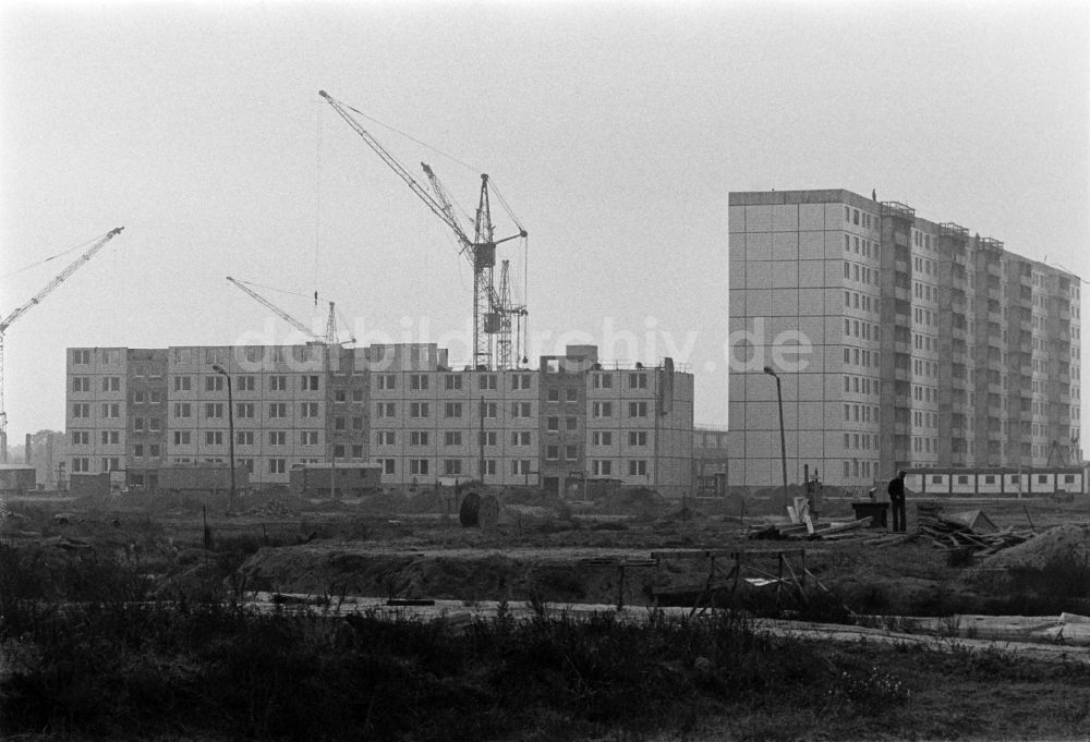 DDR-Bildarchiv: Berlin - Baustelle zum Neubau einer Mehrfamilienhaus- Wohnsiedlung in Berlin in der DDR