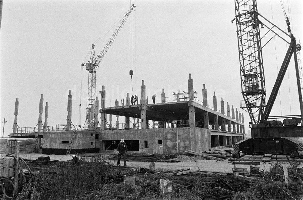 Berlin: Baustelle zum Neubau einer Mehrfamilienhaus- Wohnsiedlung in Berlin in der DDR