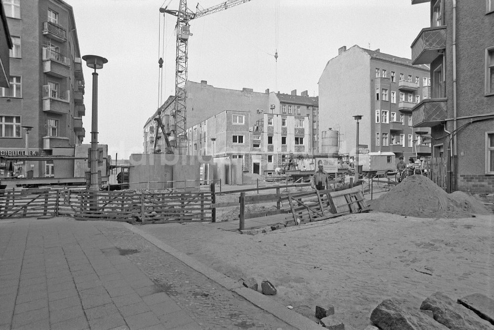 Berlin: Baustelle zum Neubau eines Plattenbau- Wohnhauses in einer Altbau- Lücke in Berlin in der DDR