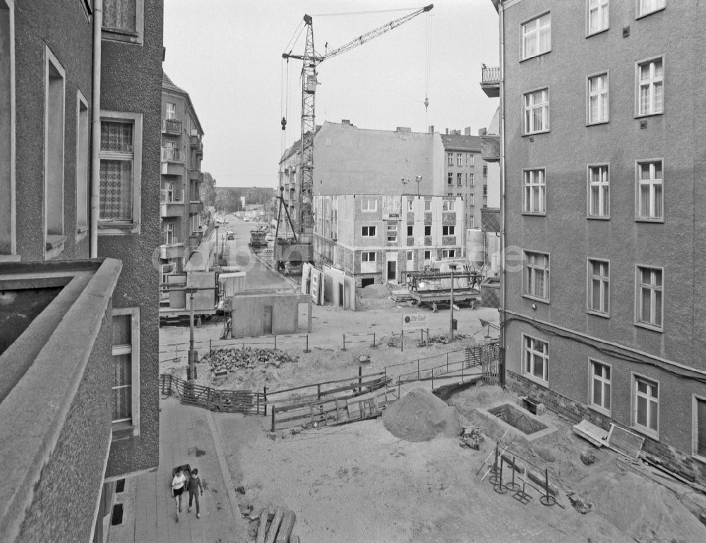 DDR-Bildarchiv: Berlin - Baustelle zum Neubau eines Plattenbau- Wohnhauses in einer Altbau- Lücke in Berlin in der DDR