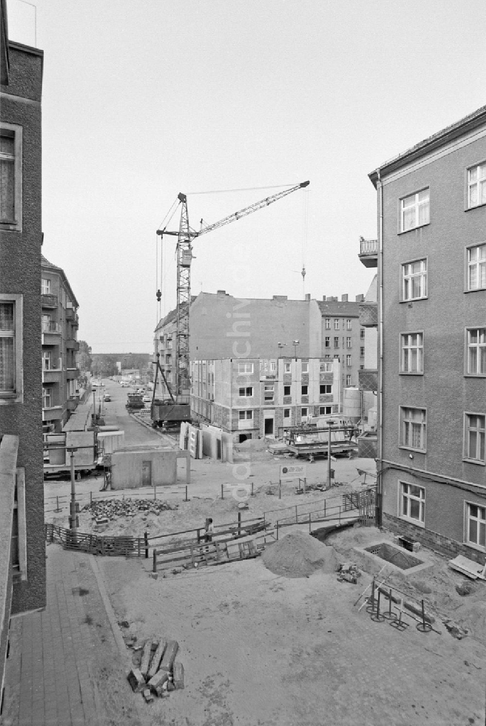 DDR-Fotoarchiv: Berlin - Baustelle zum Neubau eines Plattenbau- Wohnhauses in einer Altbau- Lücke in Berlin in der DDR