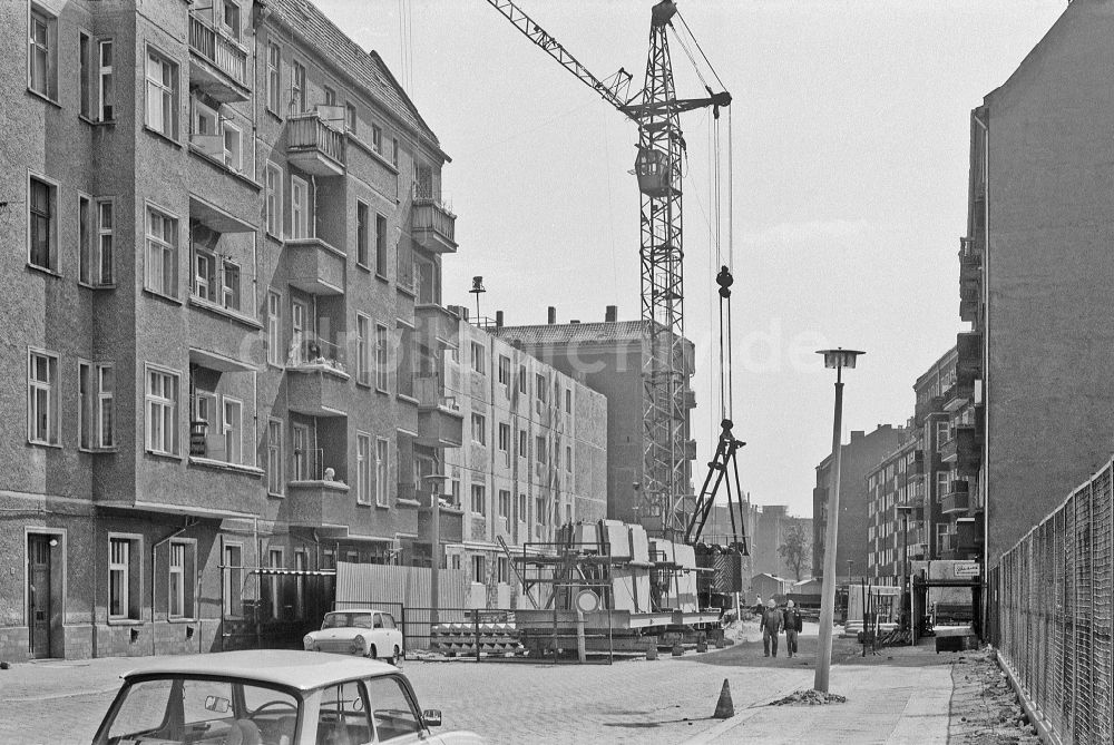 Berlin: Baustelle zum Neubau eines Plattenbau- Wohnhauses in einer Altbau- Lücke in Berlin in der DDR