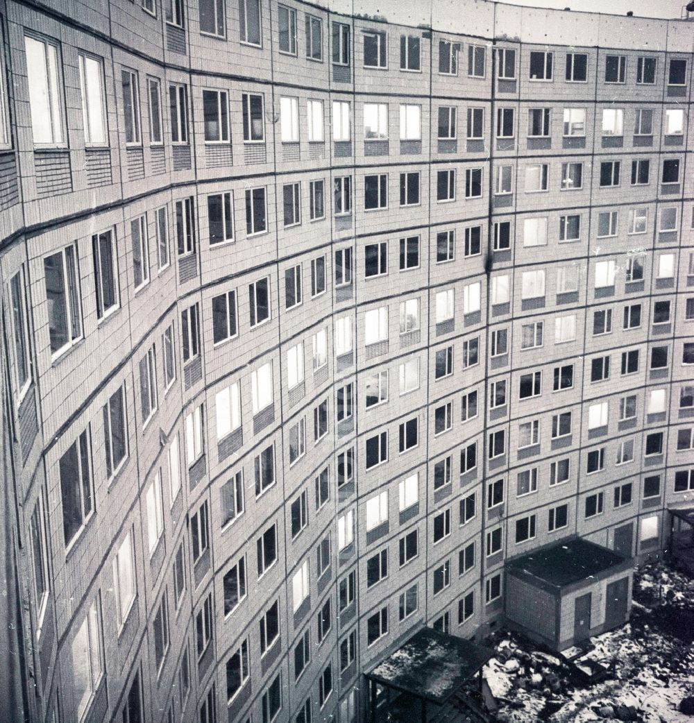 DDR-Fotoarchiv: Berlin - Baustelle zum Neubau von Plattenbau Wohnungen an der Friedenstraße in Berlin, der ehemaligen Hauptstadt der DDR, Deutsche Demokratische Republik