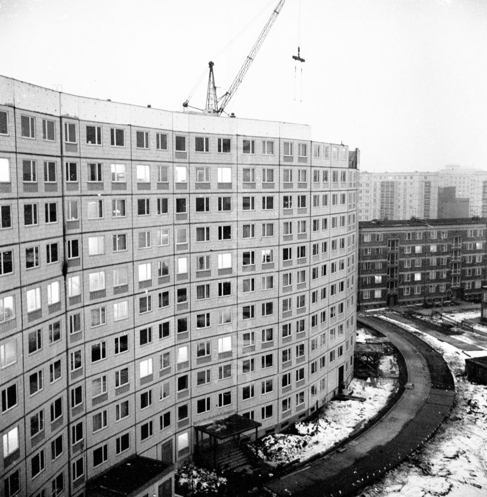 Berlin: Baustelle zum Neubau von Plattenbau Wohnungen an der Friedenstraße in Berlin, der ehemaligen Hauptstadt der DDR, Deutsche Demokratische Republik