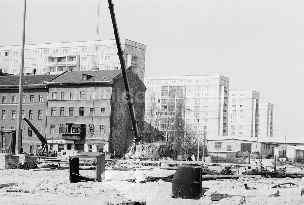 DDR-Fotoarchiv: Berlin - Baustelle zum Neubau der Straße Alt-Friedrichsfelde in Berlin, der ehemaligen Hauptstadt der DDR, Deutsche Demokratische Republik