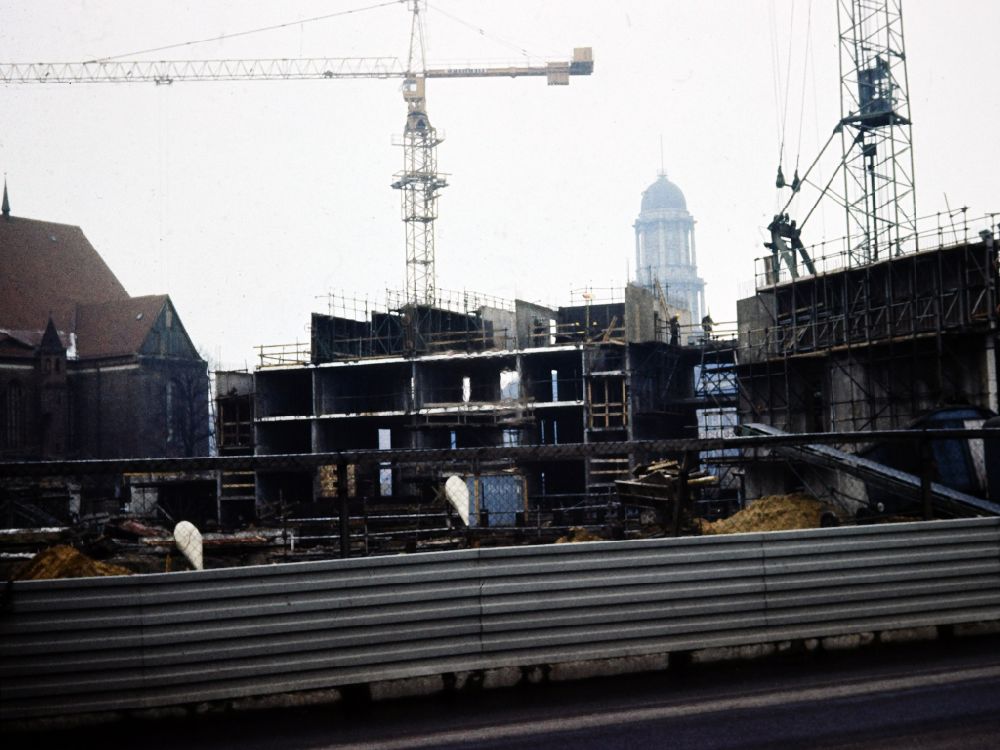 DDR-Fotoarchiv: Berlin - Baustelle zum Neubau und Wiederaufbau des historischen Nikolaiviertel in Berlin in der DDR