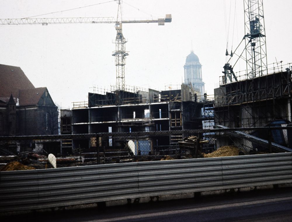 Berlin: Baustelle zum Neubau und Wiederaufbau des historischen Nikolaiviertel in Berlin in der DDR