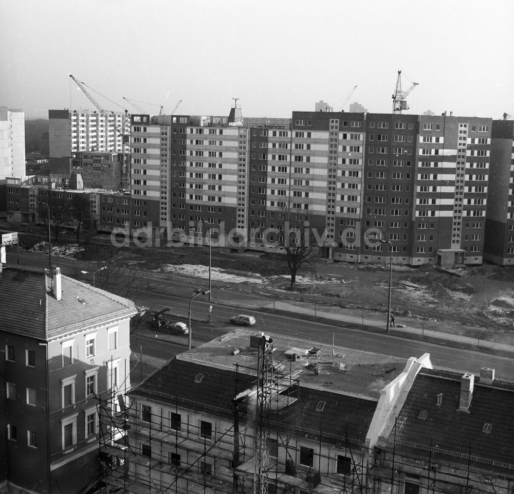 Berlin: Baustelle zum Neubau eines Wohngebietes an der Straße der Befreiung, heute Alt Friedrichsfelde, in Berlin, der ehemaligen Hauptstadt der DDR, Deutsche Demokratische Republik