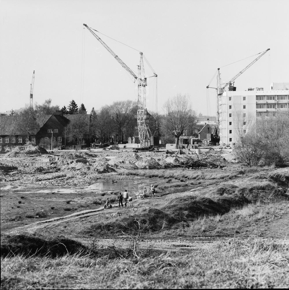 DDR-Fotoarchiv: Rostock - Baustelle zum Neubau von Wohnungen im Ortsteil Lütten-Klein in Rostock in Mecklenburg-Vorpommern in der DDR