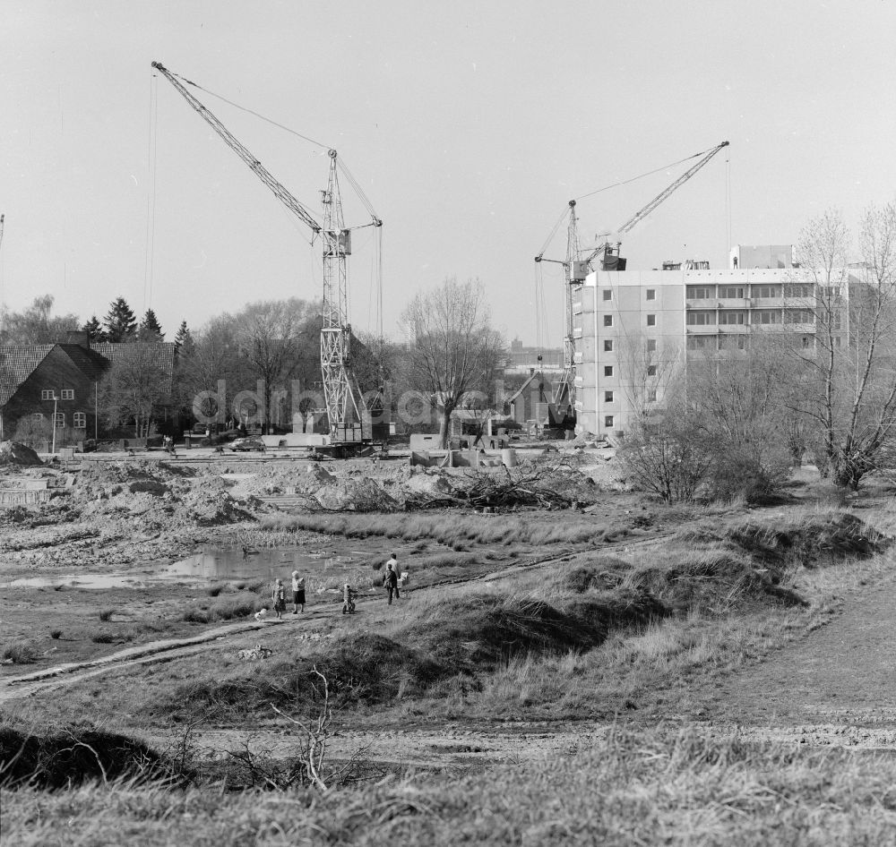 Rostock: Baustelle zum Neubau von Wohnungen im Ortsteil Lütten-Klein in Rostock in Mecklenburg-Vorpommern in der DDR