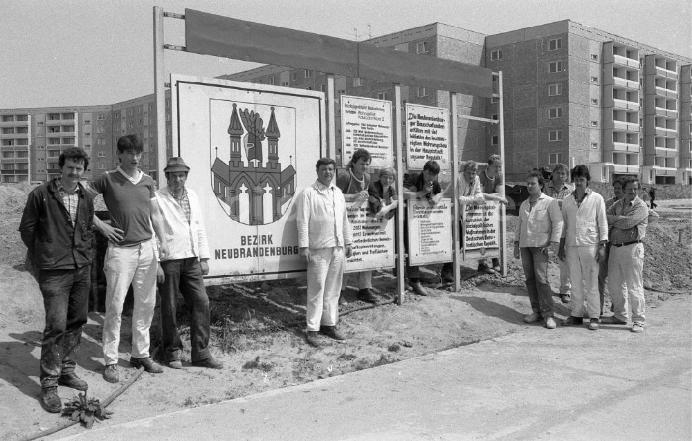 Berlin: Baustelle zum Neubau von Wohnungen im Ortsteil Marzahn in Berlin in der DDR