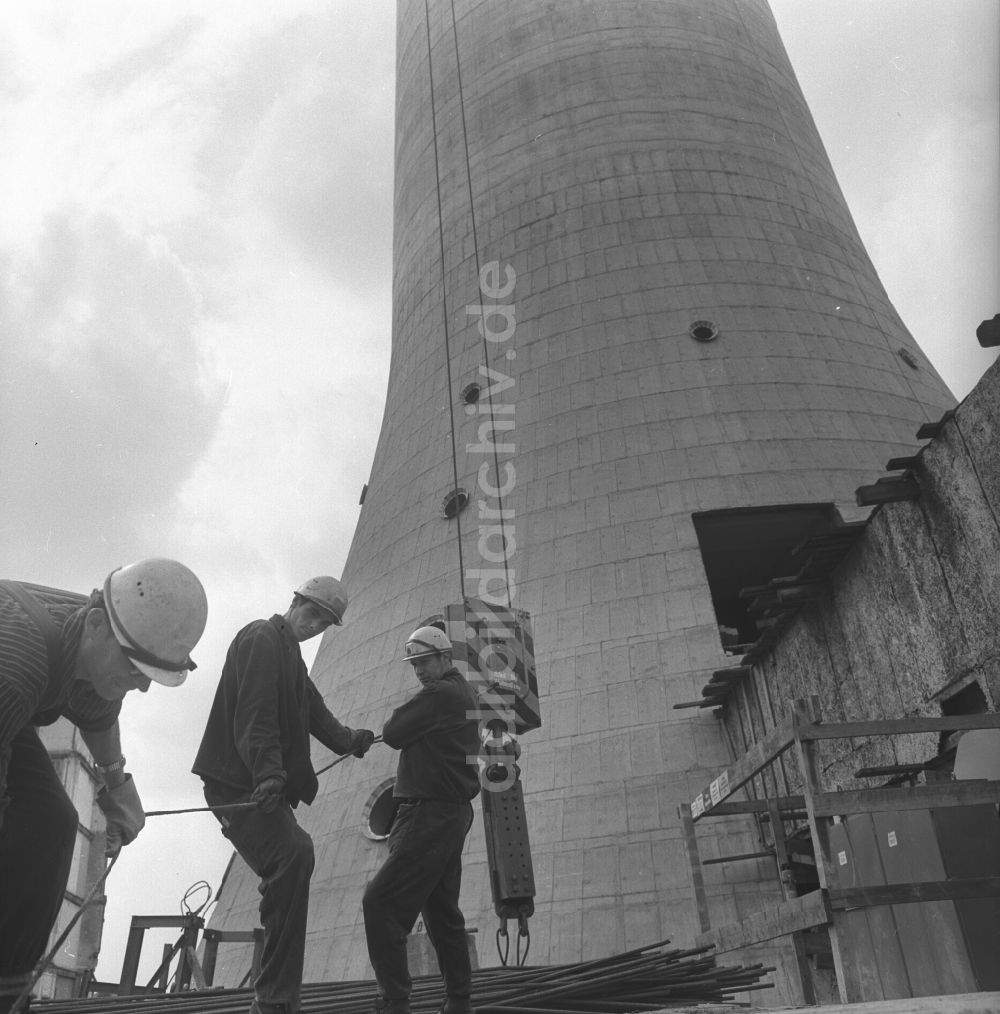 DDR-Fotoarchiv: Berlin Mitte - Baustelle zur Errichtung des Berliner Fernsehturm im Stadtzentrum Ost von Berlin - Mitte in der DDR - Deutsche Demokrtatische Republik