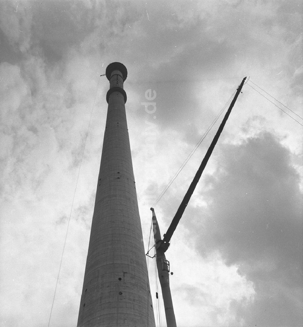 Berlin Mitte: Baustelle zur Errichtung des Berliner Fernsehturm im Stadtzentrum Ost von Berlin - Mitte in der DDR - Deutsche Demokrtatische Republik