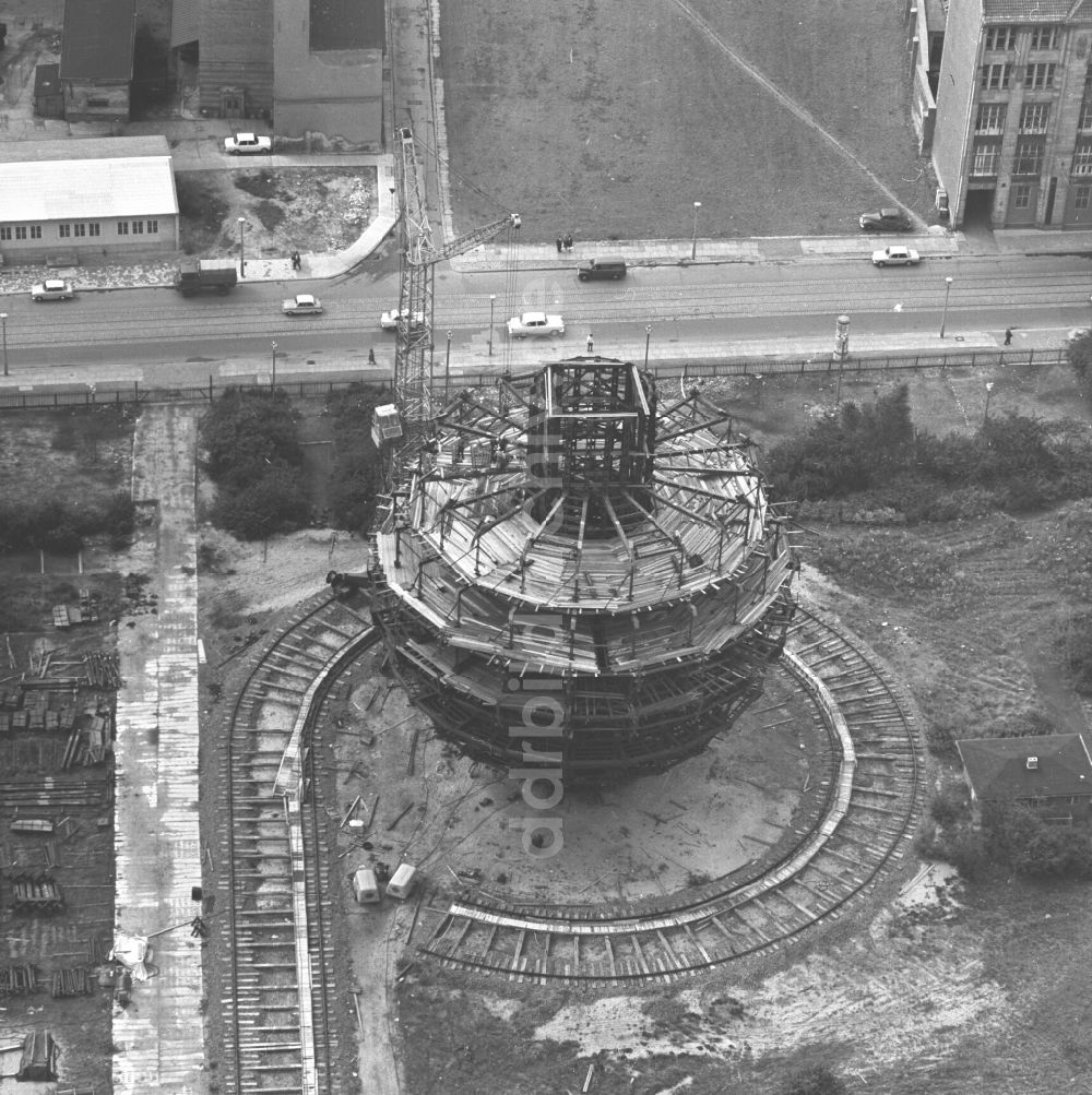 DDR-Fotoarchiv: Berlin Mitte - Baustelle zur Errichtung des Berliner Fernsehturm im Stadtzentrum Ost von Berlin - Mitte in der DDR - Deutsche Demokrtatische Republik