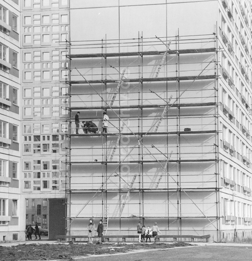 DDR-Fotoarchiv: Berlin - Baustellen - Gerüst an einem Wohnhaus an der Leipziger Straße in Berlin