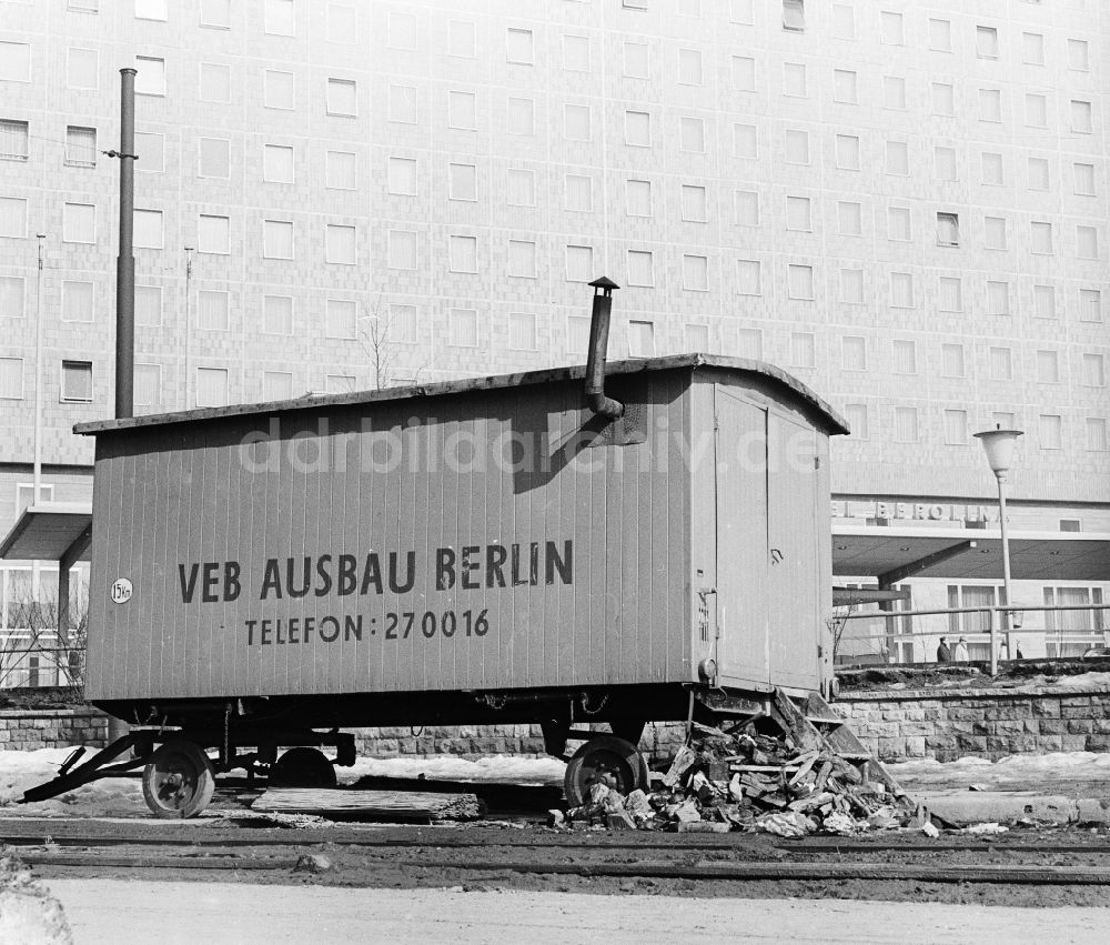 DDR-Bildarchiv: Berlin - Bauwagen des VEB Ausbau Berlin vor dem Hotel Berolina in Berlin, der ehemaligen Hauptstadt der DDR, Deutsche Demokratische Republik