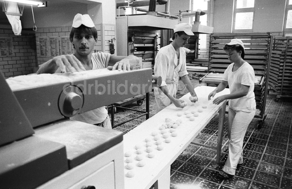 DDR-Bildarchiv: Berlin - Bäckerei des VEB BAKO Backwarenkombinat In Berlin Lichtenberg in Ostberlin, DDR