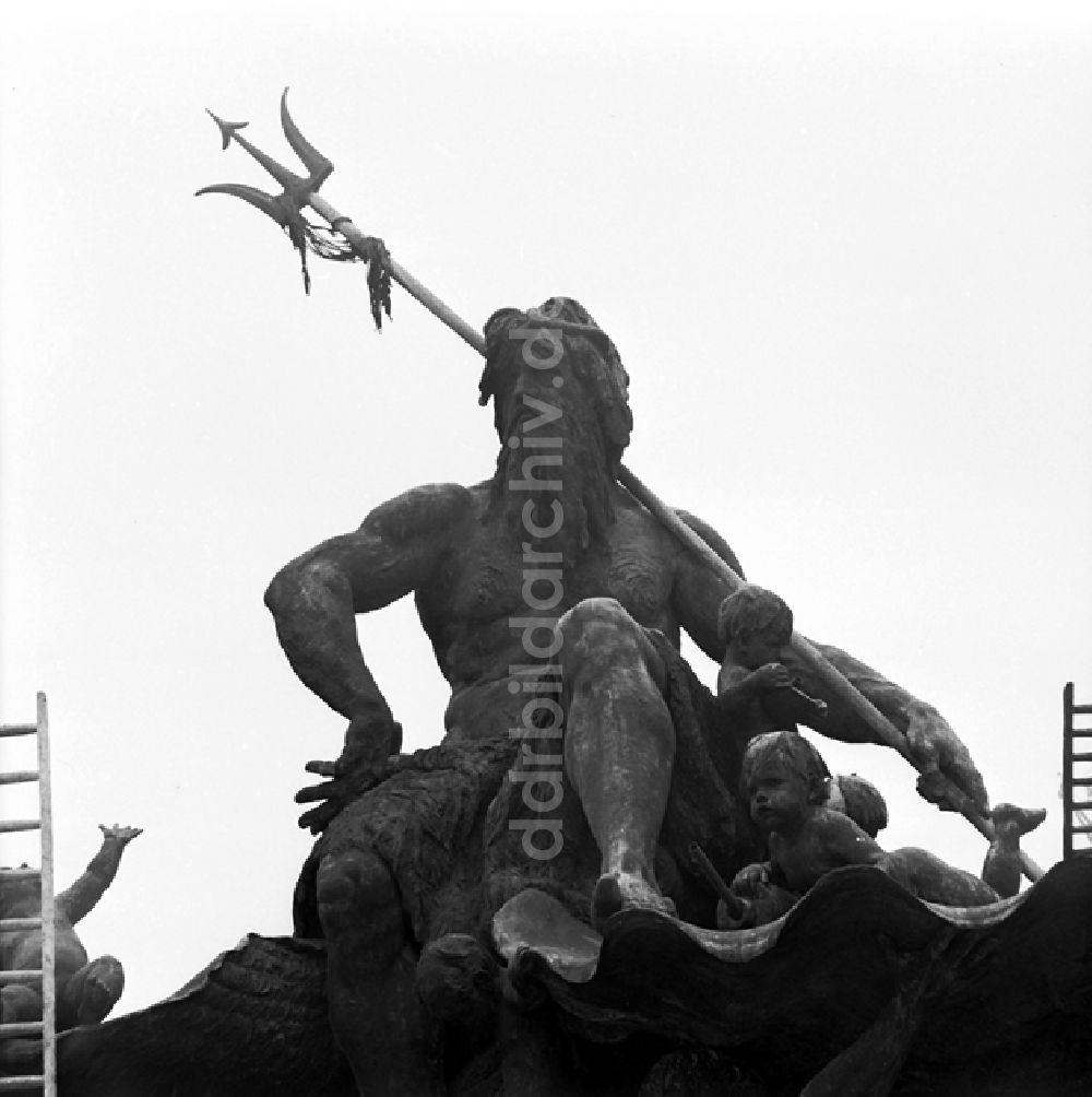 DDR-Fotoarchiv: Berlin - Begasbrunnen (Neptun) Berlin-Mitte vor dem Fernesehturm