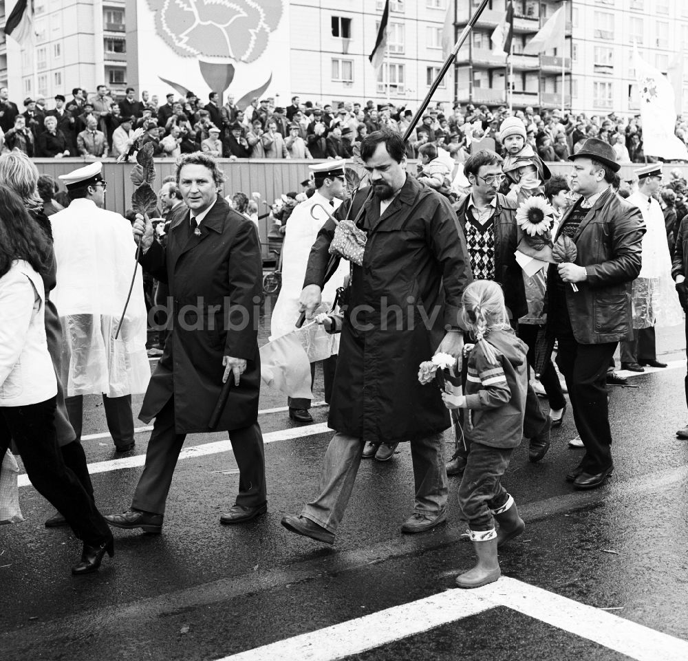 DDR-Fotoarchiv: Berlin - Begeisterte DDR- Bürger mit Kindern und Familie beim Vorbeizug an der Ehrentribüne zum Feiertag des 1. Mai in Berlin, der ehemaligen Hauptstadt der DDR, Deutsche Demokratische Republik