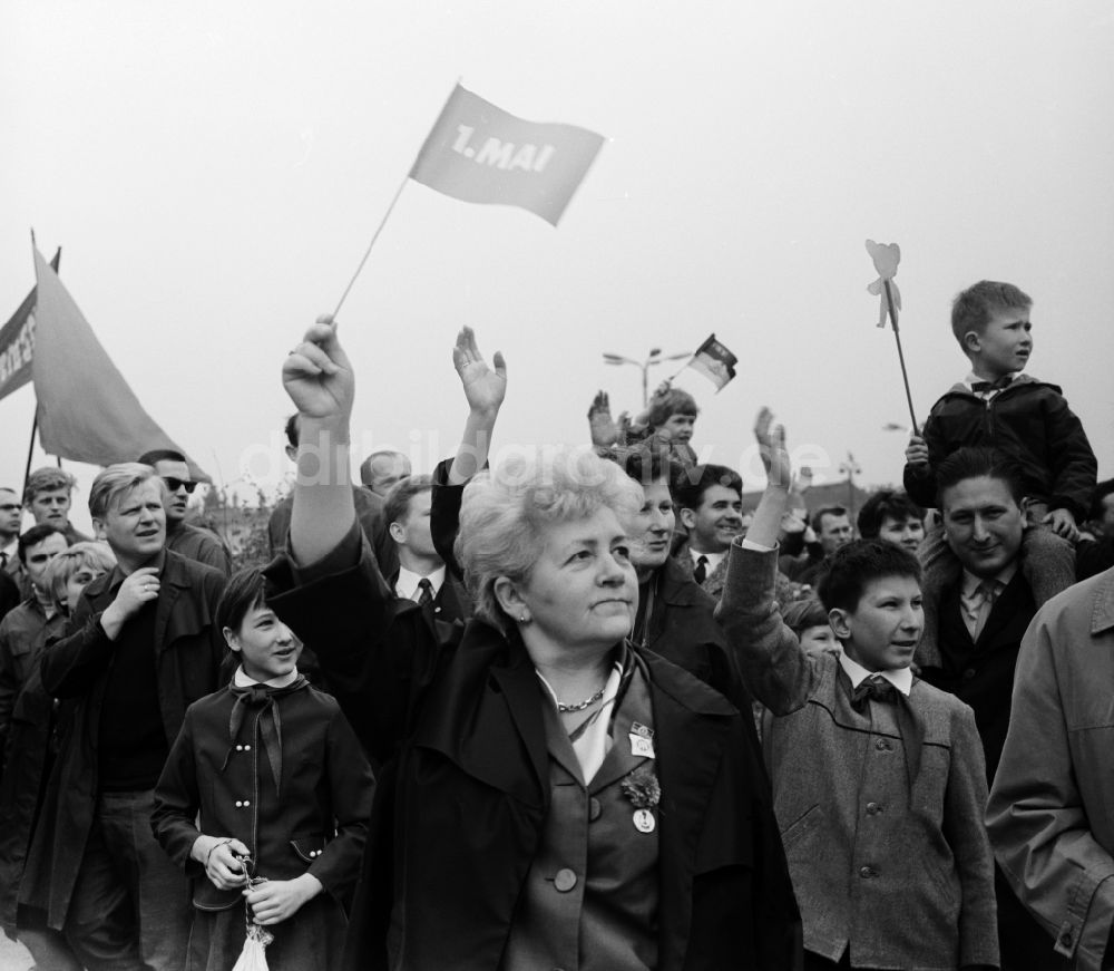 Berlin Mitte: Begeisterte DDR- Bürger mit Kindern und Familie beim Vorbeizug an der Ehrentribüne zum Feiertag des 1. Mai am Schloßplatz in Berlin - Mitte