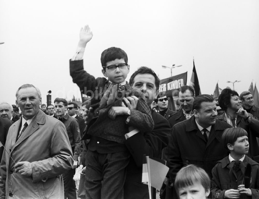 DDR-Fotoarchiv: Berlin Mitte - Begeisterte DDR- Bürger mit Kindern und Familie beim Vorbeizug an der Ehrentribüne zum Feiertag des 1. Mai am Schloßplatz in Berlin - Mitte
