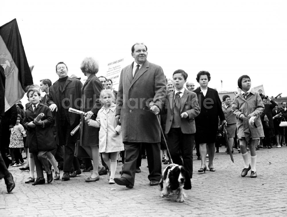 Berlin Mitte: Begeisterte DDR- Bürger mit Kindern und Familie beim Vorbeizug an der Ehrentribüne zum Feiertag des 1. Mai am Schloßplatz in Berlin - Mitte
