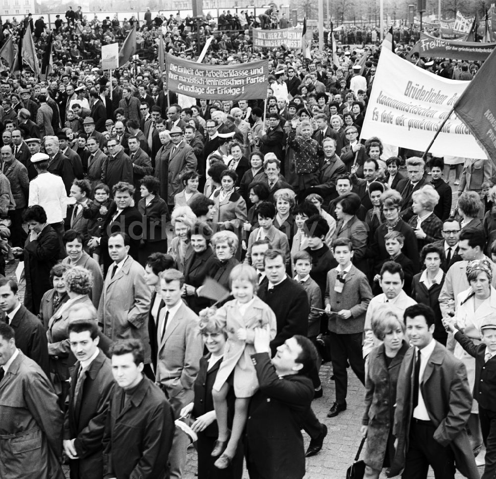 DDR-Bildarchiv: Berlin Mitte - Begeisterte DDR- Bürger mit Kindern und Familie beim Vorbeizug an der Ehrentribüne zum Feiertag des 1. Mai am Schloßplatz in Berlin - Mitte