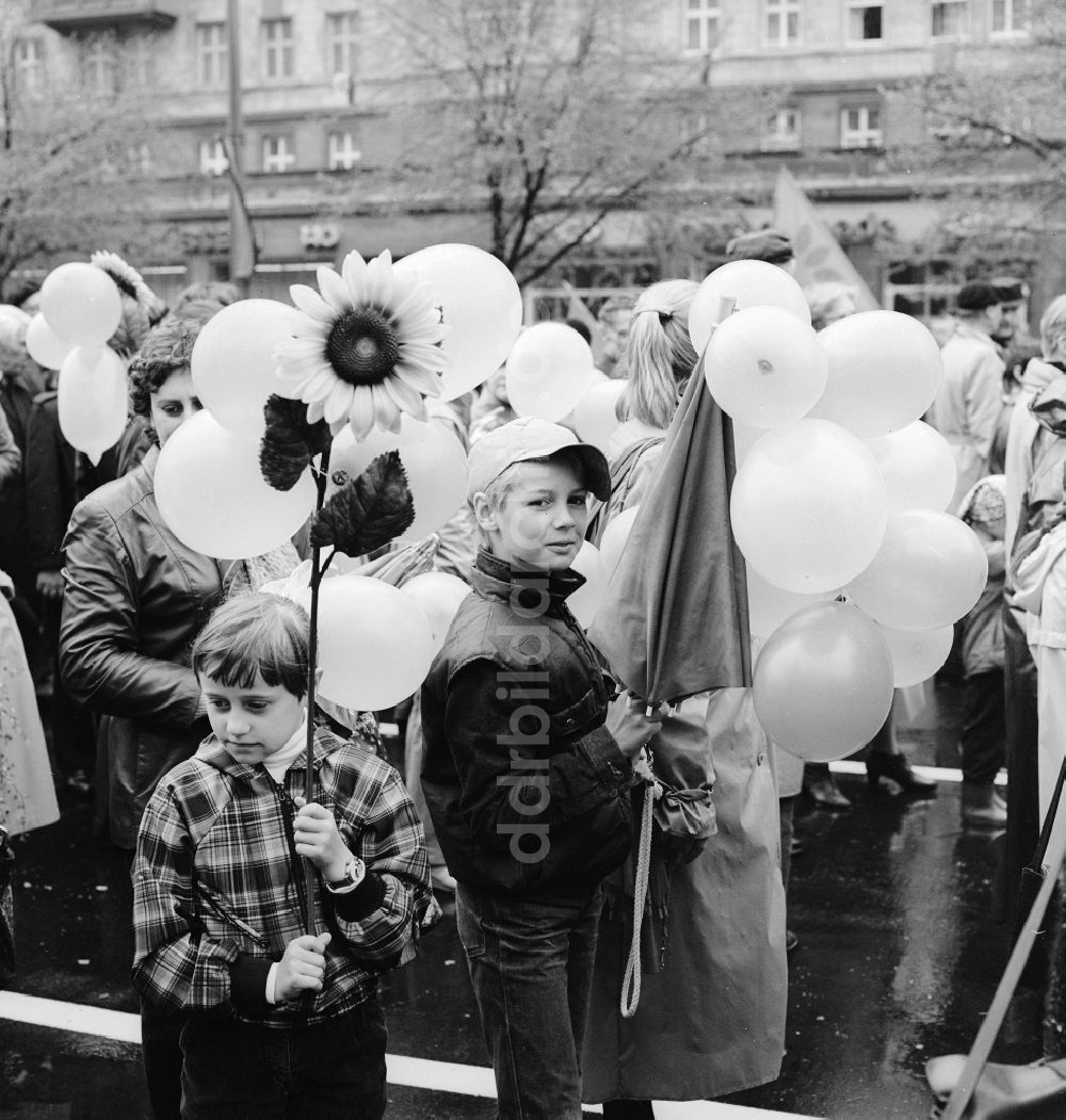 DDR-Fotoarchiv: Berlin - Begeisterte DDR- Bürger mit Kindern und Familie beim Vorbeizug an der Ehrentribüne zum Feiertag des 1. Mai in Berlin, der ehemaligen Hauptstadt der DDR, Deutsche Demokratische Republik