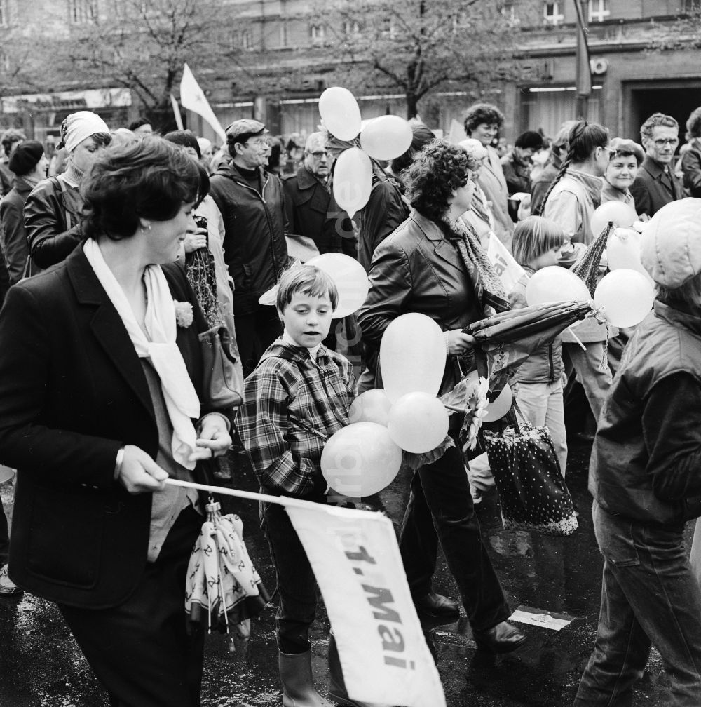 Berlin: Begeisterte DDR- Bürger mit Kindern und Familie beim Vorbeizug an der Ehrentribüne zum Feiertag des 1. Mai in Berlin, der ehemaligen Hauptstadt der DDR, Deutsche Demokratische Republik