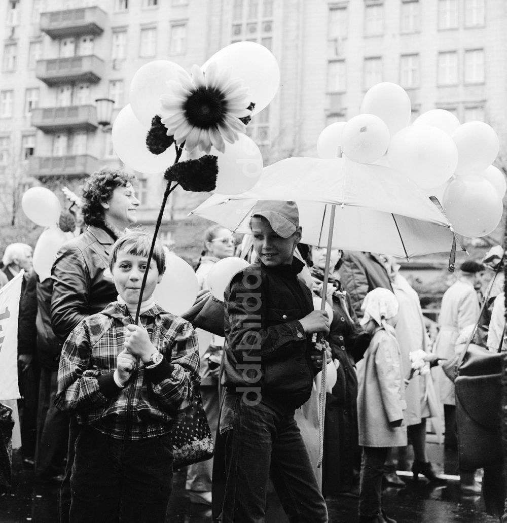 DDR-Bildarchiv: Berlin - Begeisterte DDR- Bürger mit Kindern und Familie beim Vorbeizug an der Ehrentribüne zum Feiertag des 1. Mai in Berlin, der ehemaligen Hauptstadt der DDR, Deutsche Demokratische Republik